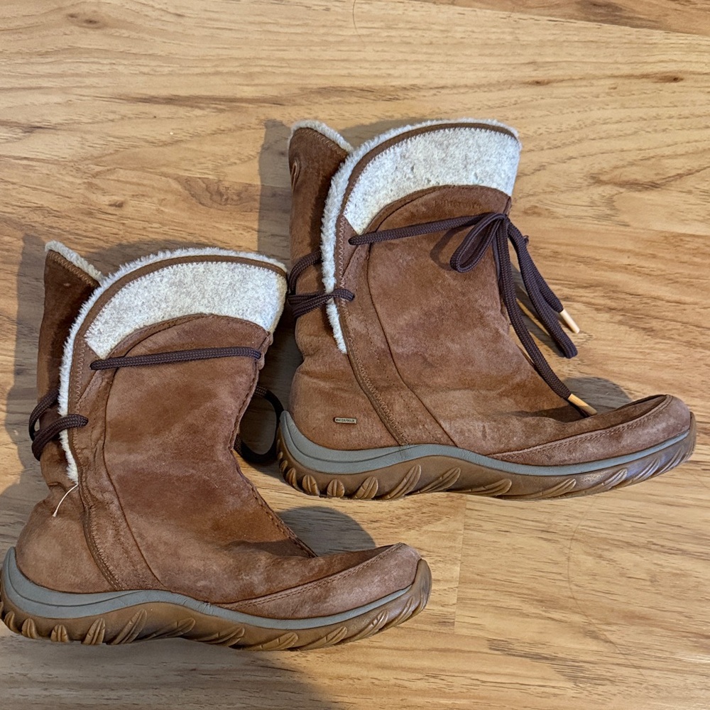 Patagonia Brown Winter Boots with Cream Accents